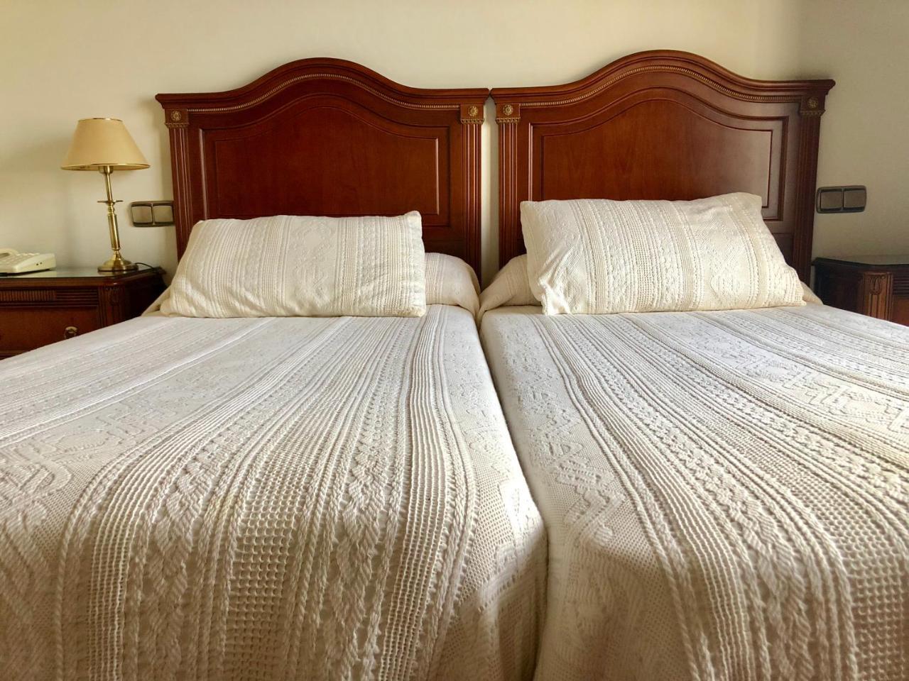 Hotel Rey Chindasvinto コバルビアス エクステリア 写真