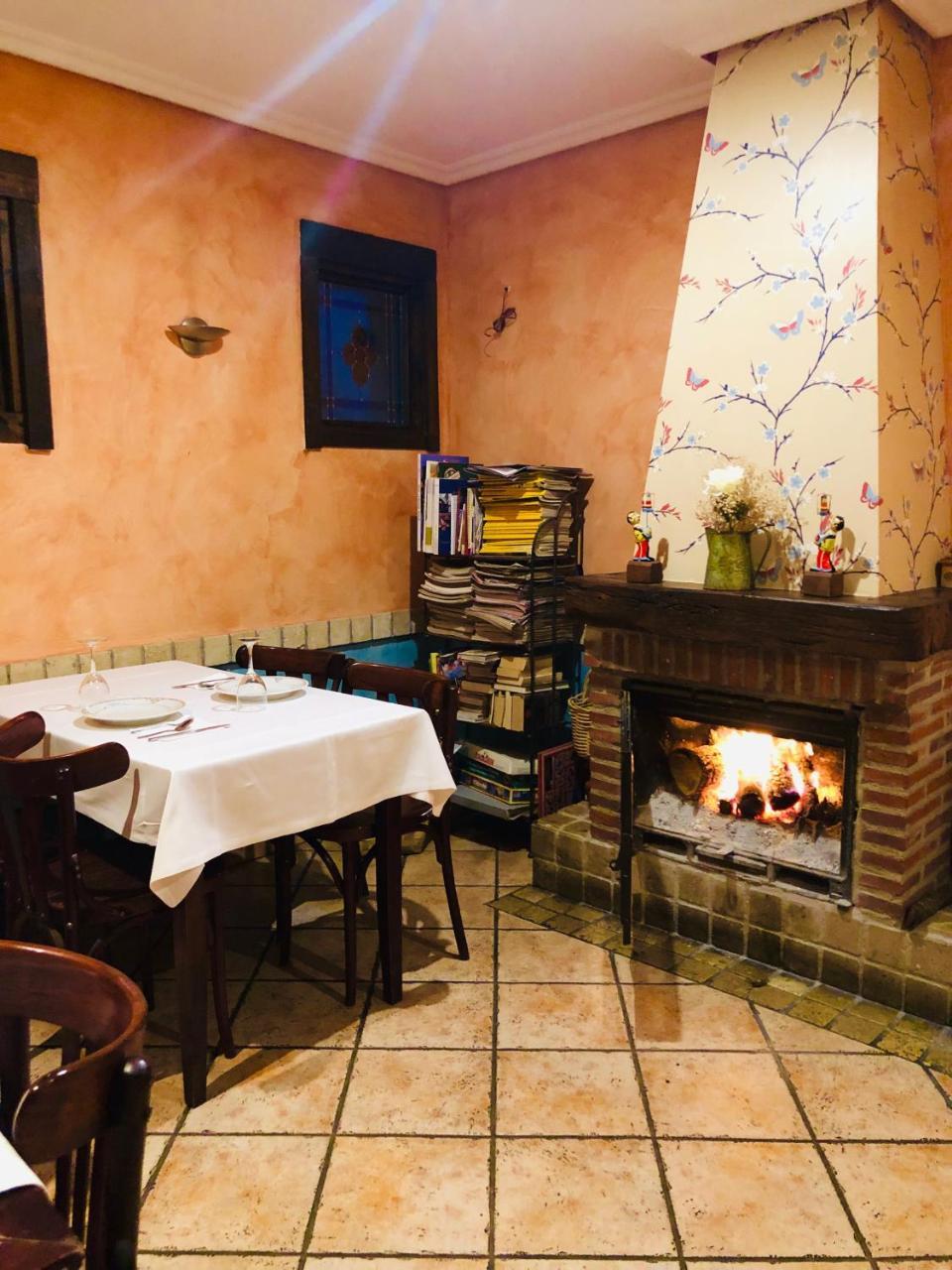 Hotel Rey Chindasvinto コバルビアス エクステリア 写真